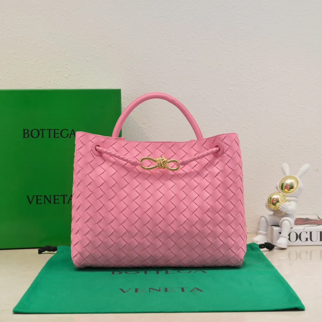 The 2023 new Andiamo batch of 2260 BV has been shipped‼ ️Really popular🔥The new Andiamo woven handbag launched by Bottega Veneta this season is really popular all over the world! ! Celebrities at home and abroad have worn it, and Oscar-winning actress Michelle Yeoh has taken it out on the street. Song Jia, Trai Yara, Yu Feihong, Sanji Ayaka, Rosie Hunting-Whiteley, Yoshioka Riho, etc. have all picked up this bag. It is classic and versatile, showing off its temperament, and the bag capacity is also large, which is very convenient for daily commuting! ! A variety of carrying methods, the shoulder straps can be adjusted by yourself, the original lambskin feels soft and delicate, and the unisex style breaks gender boundaries and brings a more practical and longer-lasting use experience. Andiamo, which has both elegant and casual styles, perfectly interprets the true appearance of "fashionable old money style". Style number: 8463 Size: 32*24*12